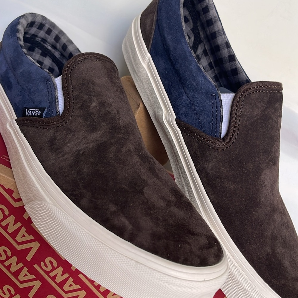 Vans Men’s Classic Slip-On
Pig Suede Plaid Brown/Navy
VN000BVZBF1
Sneakers - Picture 9 of 16
